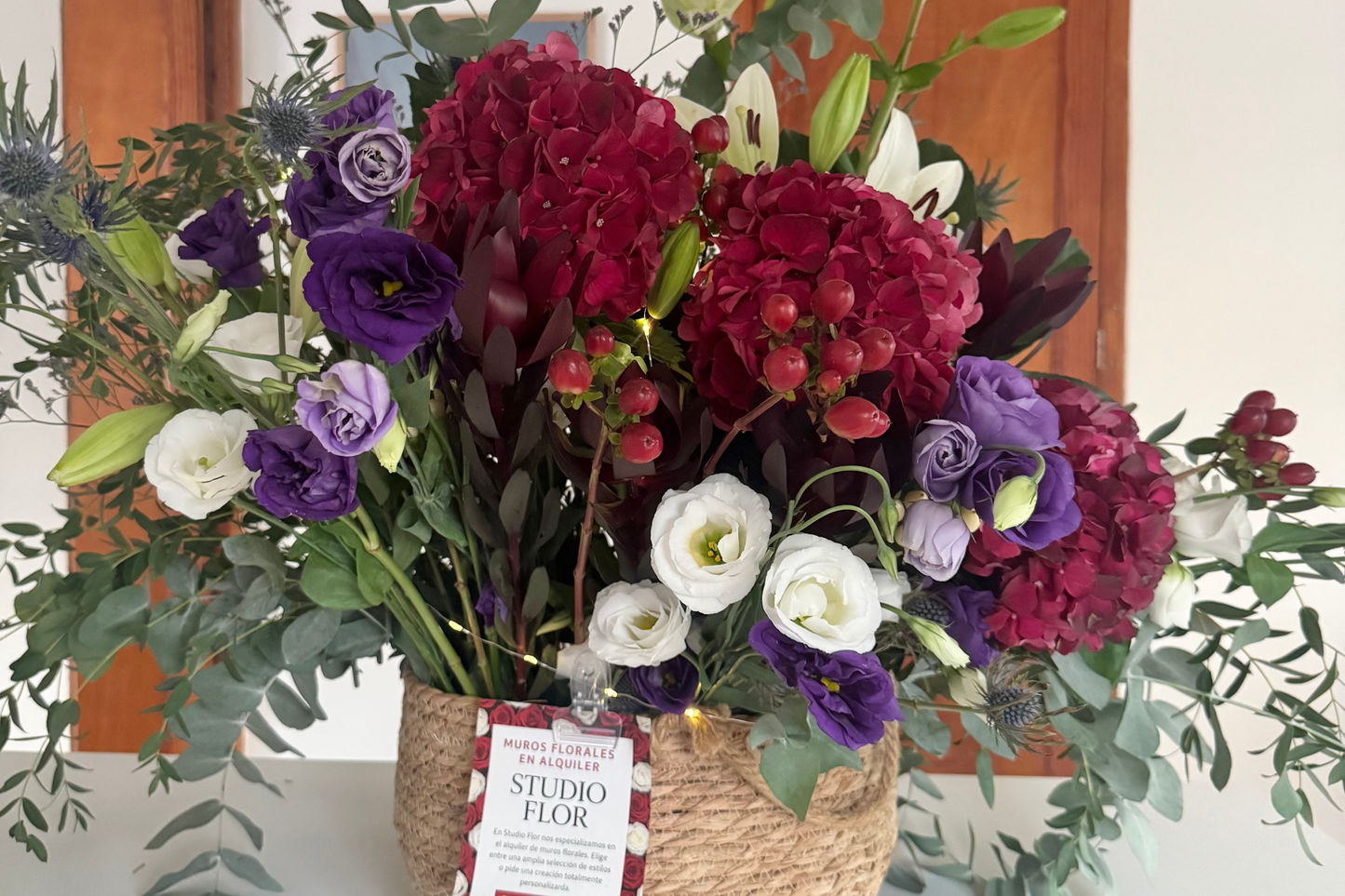 Cesta de Flores con Toque Blanco y Colores Vivos