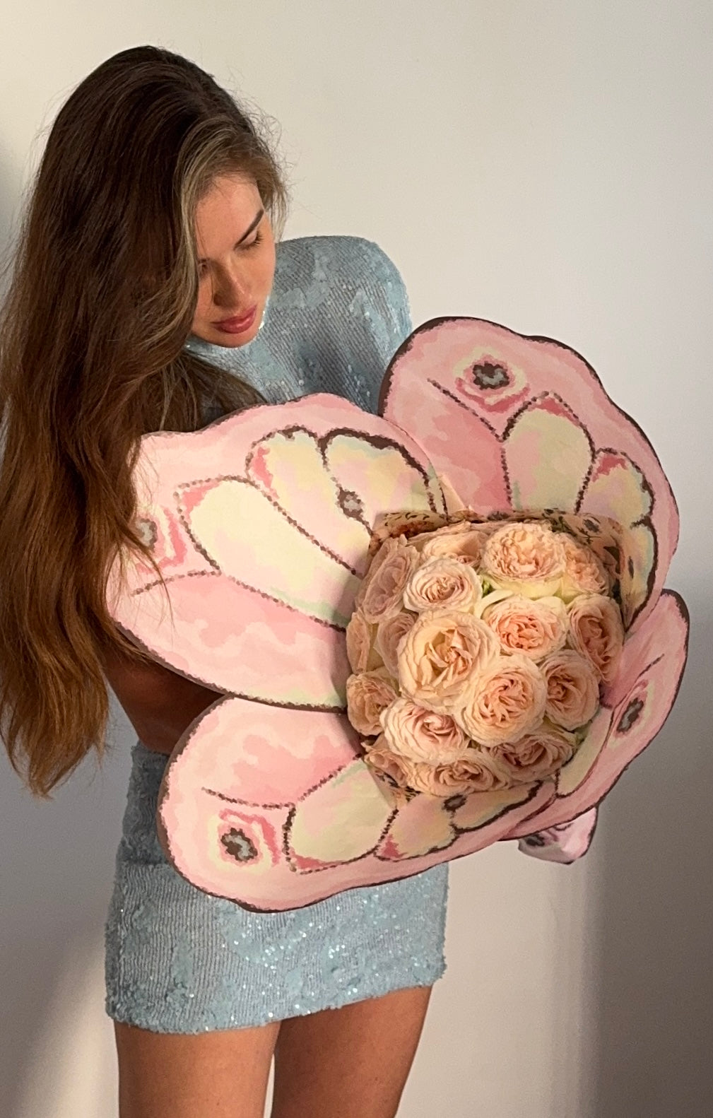 Ramo de rosas claras con envoltorio artesanal en forma de pétalos – Studio Flor