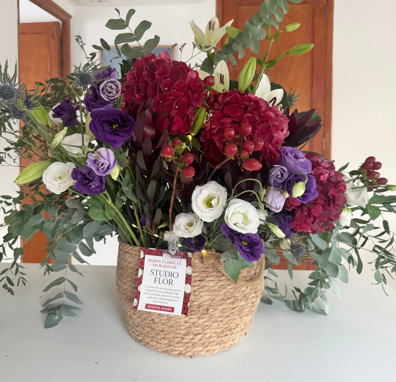 cesta de flores con flores rojas 