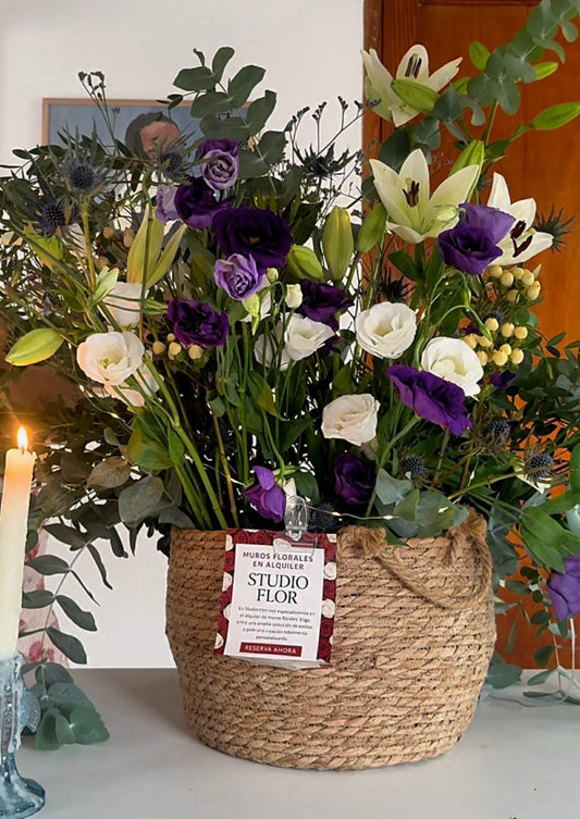 cesta de flores blancos y lila 