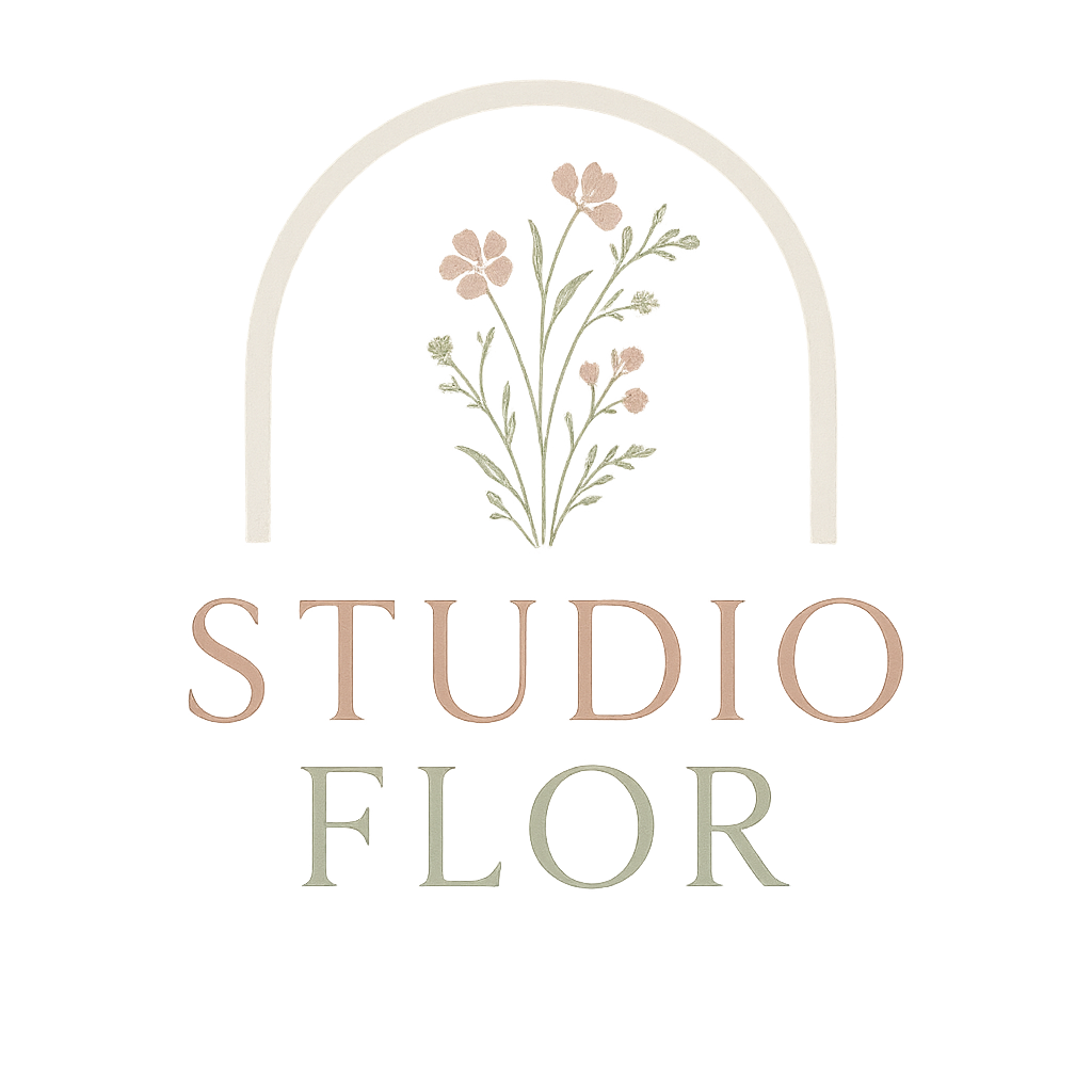 Versión verde del logotipo Studio Flor en estilo natural y orgánico